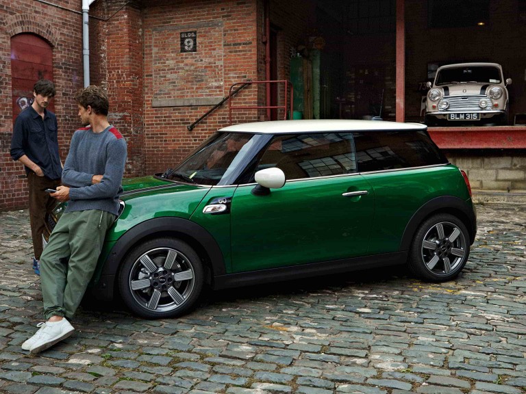 MINI Edición 60 Aniversario – verde y blanco – vista lateral