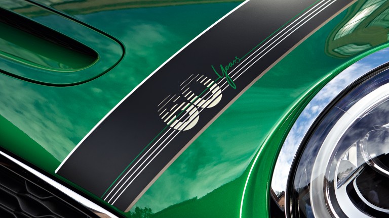 MINI Edición 60 Aniversario bonnet negras con toques en blanco