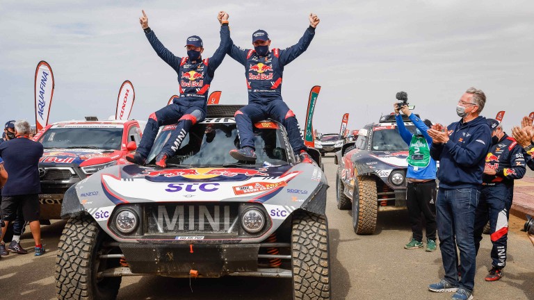 Vemos a Peterhansel y Boulanger festejando sobre el MINI JCW Buggy.