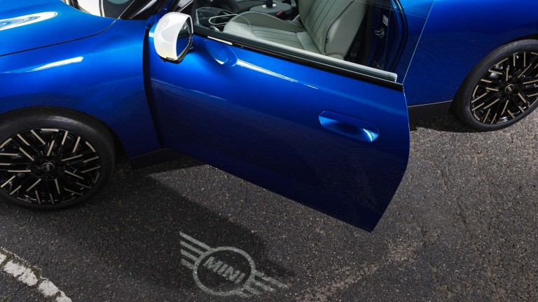 MINI 100% eléctrico - experiencia digital - llave digital plus