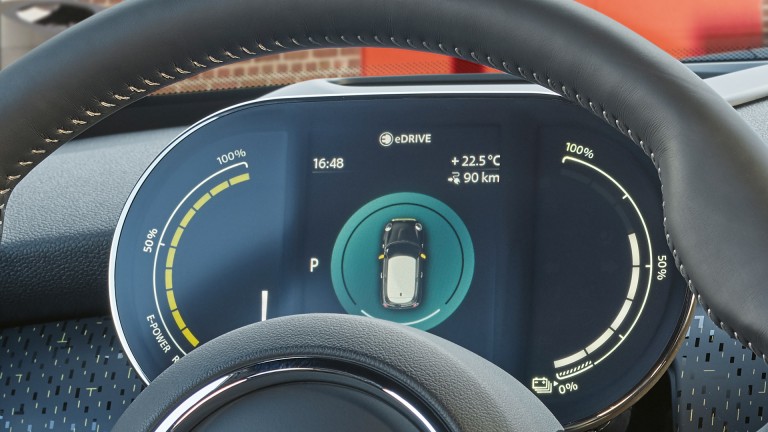 MINI Cooper SE de 3 puertas – pantalla de instrumentos multifunción – cuentarrevoluciones digital