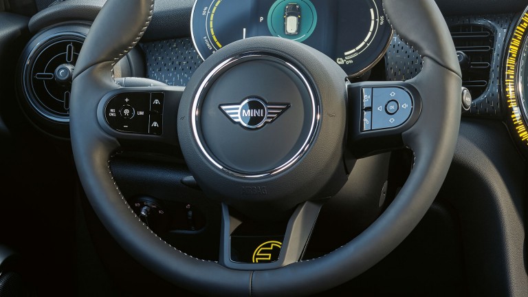 MINI Cooper SE de 3 puertas – volante – cuero de napa