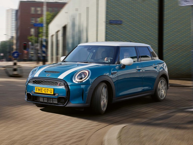 MINI 5 puertas Hatch – azul y blanco – giro