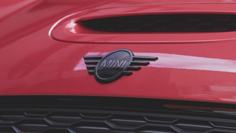 MINI Clubman – rojo y negro – logotipo en el capó