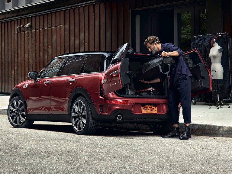 MINI Clubman – rojo y negro – maletero