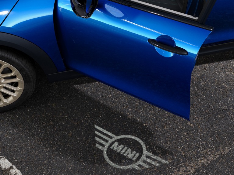 MINI Cooper 5 puertas - detalles exteriores - luz de bienvenida