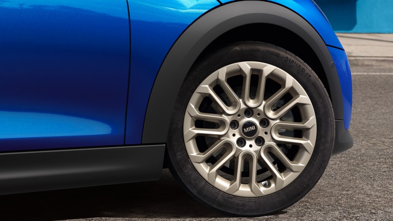MINI Cooper 5 puertas - detalles exteriores - primer plano de rueda